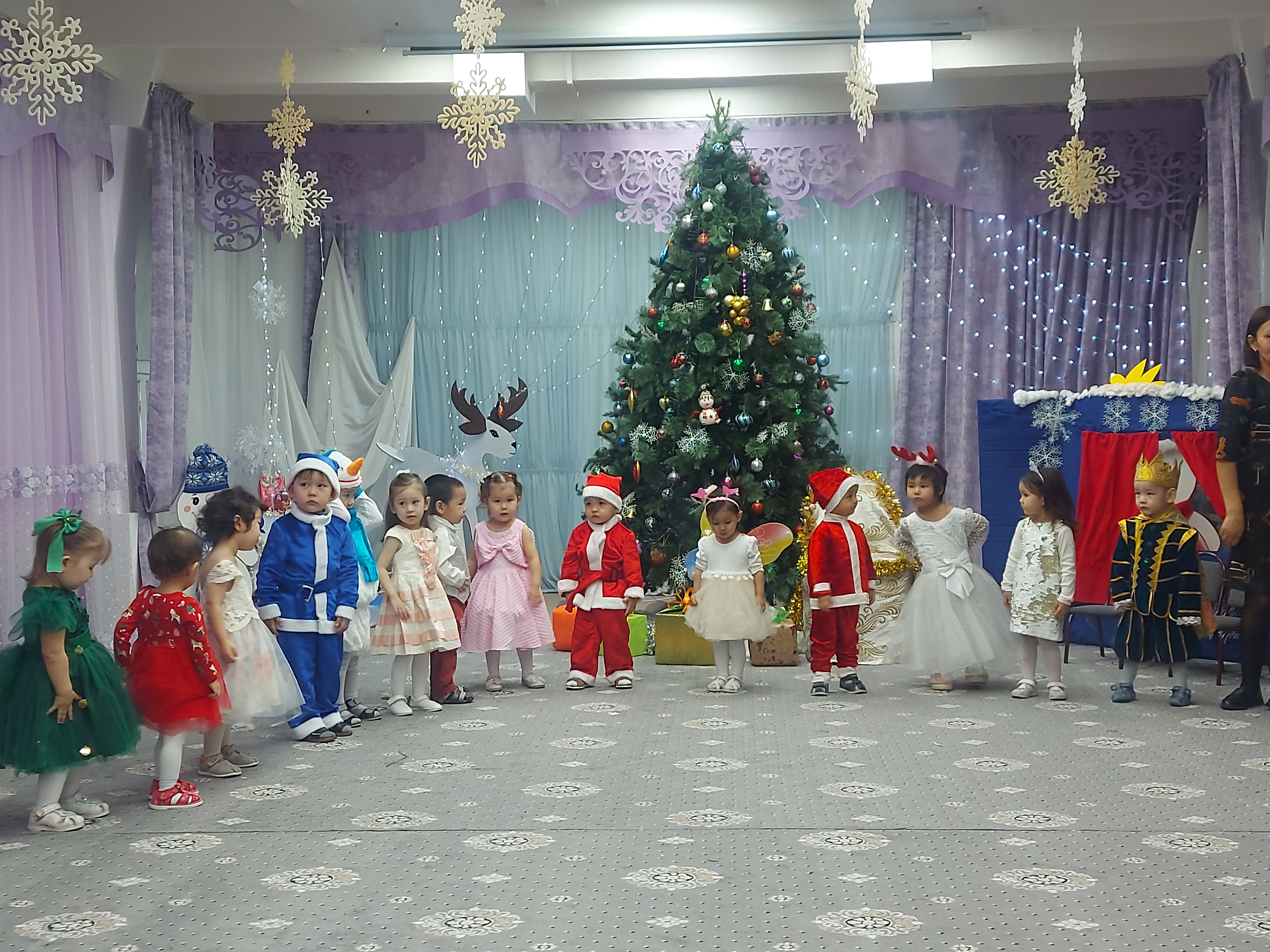 Жаңа жылдық ертеңгіліктер.Новогодние утренники.